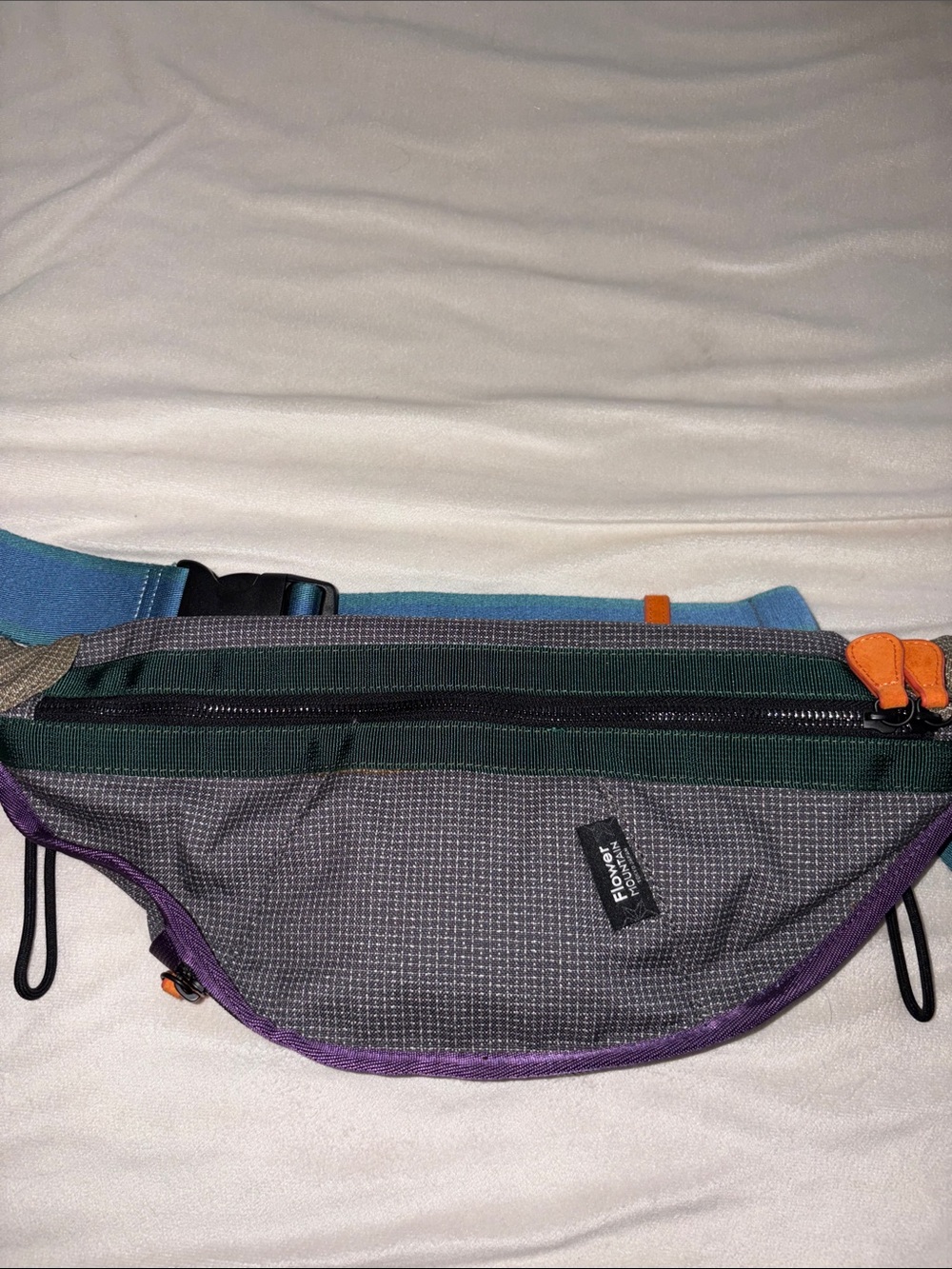 Flower Mountain color-blocked grey ripstop sling bag with a buckled strap - Picture 4 of 7